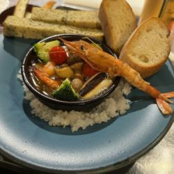 エビと野菜のアヒージョ　バケット付き