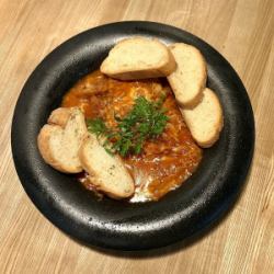 Domestic beef honeycomb tripe stewed in tomato sauce with baguette