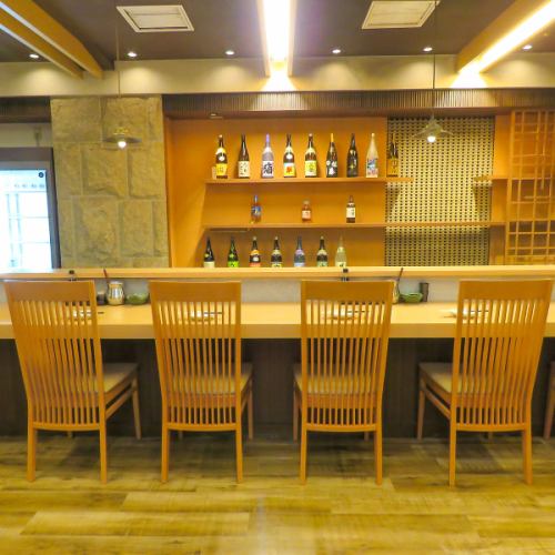 しっぽりとカウンターでお酒とおつまみに酔いしれて…