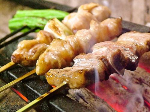 엄선 된 아침 끌기! 비장 숯으로 구운 야키토리가 맛있다.