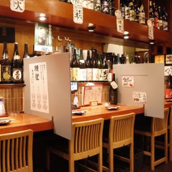 [Corona measures in progress] The seats are separated by partitions.You can enjoy a meal in front of a wide variety of sake.It's a counter that "doesn't look like a clerk," so it's recommended for couples.
