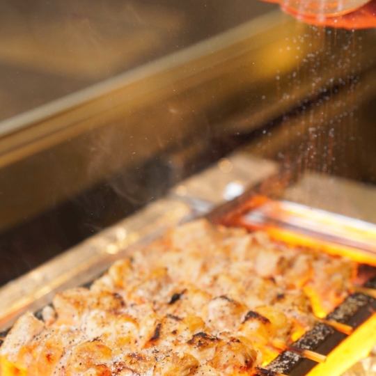 我们特别关注从未从产地冷冻的生烤鸡肉串。“生串烤鸡肉串80日元一串～”