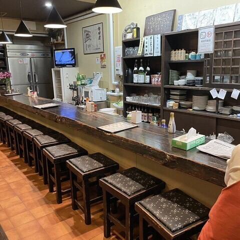 昭和の趣を感じる店内は、どこか懐かしく温かみのある雰囲気が魅力です。JR室蘭駅より徒歩3分とアクセスも良好で、観光や出張、お仕事帰りにも立ち寄りやすい立地。老舗ならではの丁寧な接客と、女将との会話を楽しめるアットホームな空間で、心地よいひとときをお過ごしください。貸切のご相談も承ります!