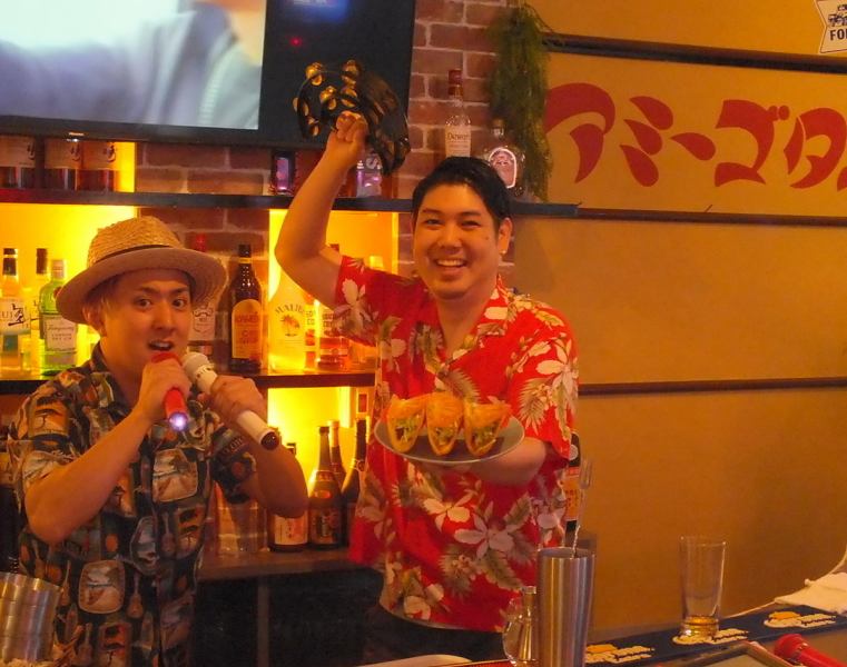泡瀬三丁目通り！おしゃれなメキシカン＆カラオケダーツBarです♪カジュアルでポップな雰囲気の中、タコスやドリンクを楽しめます☆カラオケやダーツ、美味しいタコスやタコライスで楽しい夜をお過ごしください。ドリンクは24杯ショット「天国への片道切符」などヤンチャなメニューもあり。楽しいパーティーをどうぞ！