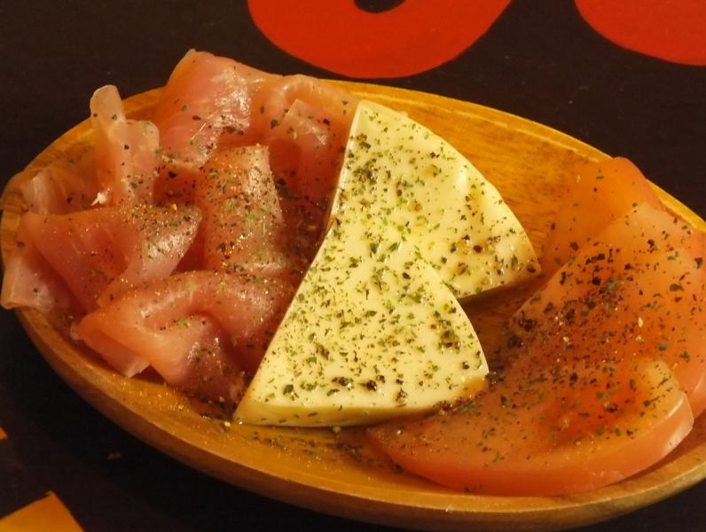 メキシカン×沖縄、ローカルな雰囲気が融合したおしゃれなムードが漂います。スパイシーでお野菜たっぷりのタコライスは女性にもおススメ♪女子会やデートにもぴったりです。自慢のタコスはスパイシーなカレー風味などもご用意。3個セットでご注文いただけるので、みんなでシェアも楽しい☆