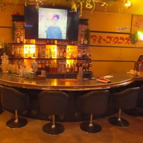 お一人様で楽しいカウンター席が8席♪タコスやタコライス、またドリンクのおつまみにぴったりのフライメニューなど、一人飲みにも魅力的なメニュー揃えてます。もちろん、お二人様や少人数のグループでもご利用ください。タコスはフレーバーを各種ご用意しているので、食べ比べも楽しいです☆