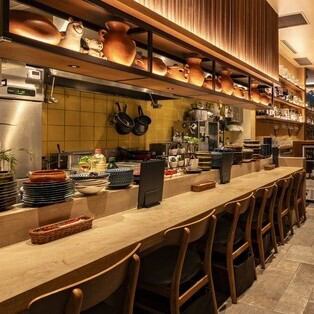 調理風景が間近に感じられるカウンター席は、ライブ感と落ち着きを両立した特別な空間。スタッフとの距離が近く、料理の説明や会話を楽しめるため、一人でゆったりと食事を楽しみたい方にも最適です。間接照明のやわらかい光が心地よく、仕事帰りの一杯やカジュアルなデートにもぴったり。