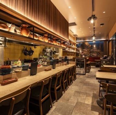 The table seats, with their impressive wood-grain walls and soft lighting, can accommodate a wide range of people, from two to large groups.The casual atmosphere makes it perfect for dining with friends or colleagues.Enjoy a relaxing time surrounded by authentic Peruvian cuisine.