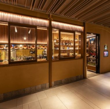 The appeal of renting the entire space exclusively is that you can enjoy it all to yourself.It's perfect for special gatherings such as anniversaries and farewell parties, and the interior has a moderately exotic feel, creating an extraordinary atmosphere.Another key point is that it can be used according to the purpose of the meeting.