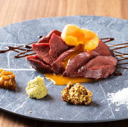 エゾ鹿肉や特製の創作料理で大切な記念日を華やかに演出します♪