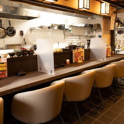 【職人技を目の前で楽しむ大人のカウンター席】調理の様子を間近で見ることができるカウンター席は、まさに特等席！鮮やかな包丁さばきや、焼き上がる料理の音と香りを五感で楽しめます。友人とのお食事やデートに最適◎おひとり様でも退屈することなく、スタッフとの程よい距離感で居心地の良さを実感できるはずです。