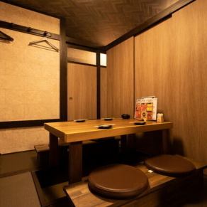 2名様から大人数まで対応可能な掘りごたつ席は、デートや友人との飲み会に最適◎周囲を気にせずリラックスできるため、ついつい長居したくなる心地よさが魅力です。