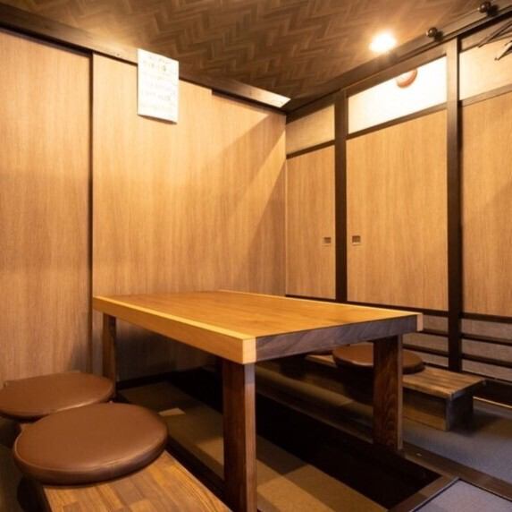 【周囲を気にせずくつろげる半個室】仕切りを活かしたプライベート感あふれる掘りごたつ席は、周りを気にせずゆったりとお過ごしいただける人気のお席。落ち着いた照明と温かみのある空間で、会話も自然と弾みます。友人との飲み会やデート、少人数宴会にも最適◎足を伸ばしてくつろげる居心地の良さです♪