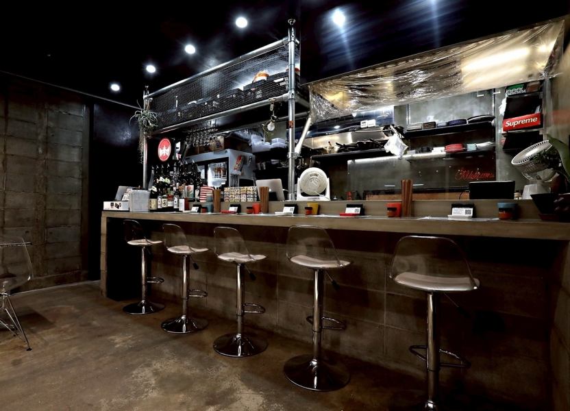 【カウンター席:1名様~5名様】活気あふれるオープンキッチンを望むカウンター席は、お一人様でも気軽に立ち寄れる特等席。目の前で調理される様子を眺めながら、出来立ての料理を五感で楽しめます。肩肘張らないカジュアルな空間で、心ゆくまでお食事と会話をお楽しみください♪