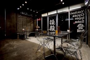 テーブル席ございます・2名席　x 3・4名席　x 1全て結合可能ですので3名様や6名様、10名様前後の団体様もご案内可能となっております。