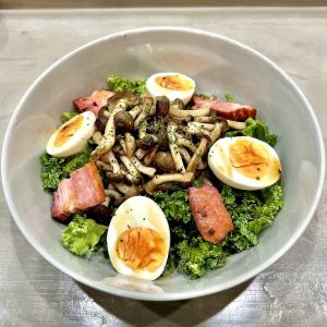 キノコとベーコンのグリーンサラダ