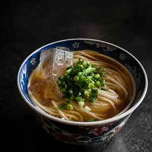 닭 갈라 차가운 부카케 소면