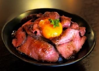 切り立てビーフに卵黄トッピング 黒毛和牛のローストビーフ丼