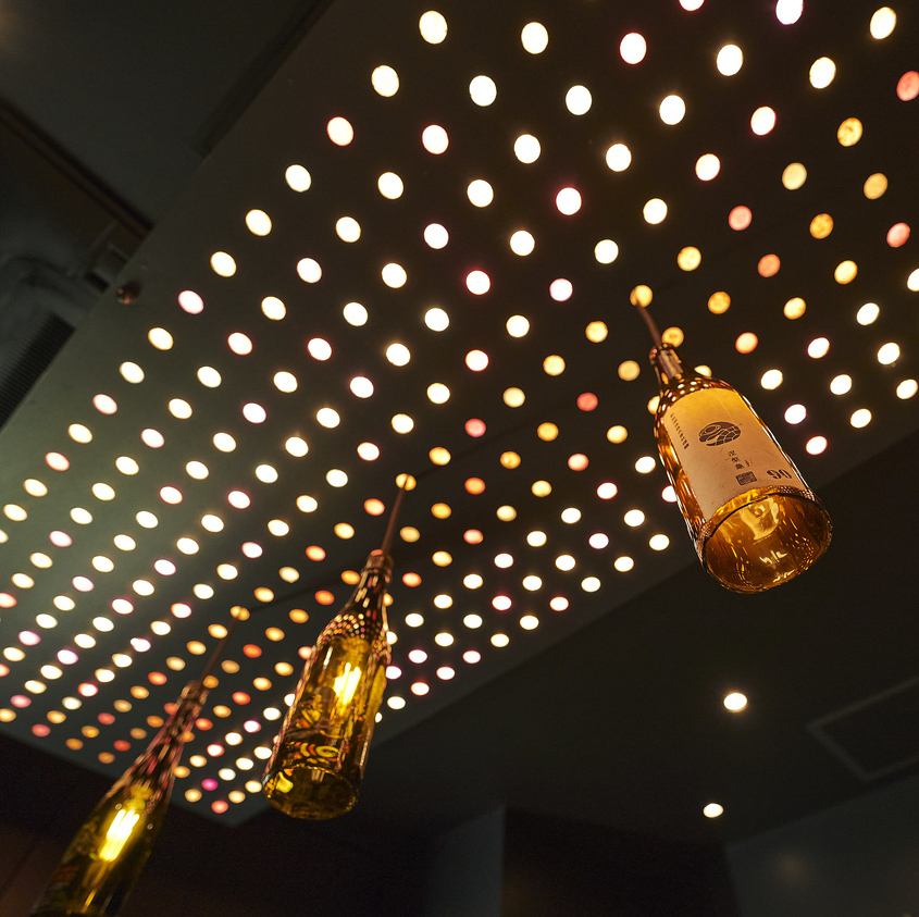 90年代J-POPが流れるお洒落な空間でレトロな雰囲気を満喫。