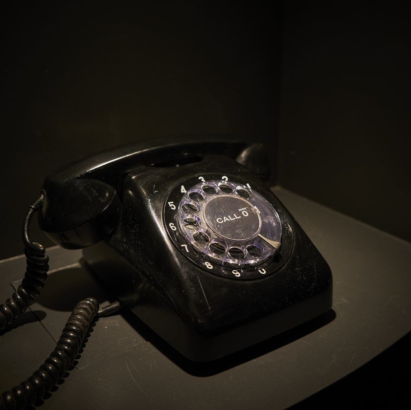 黒電話で入る秘密の隠れ家で、非日常のデートを体験してみては。