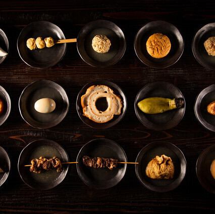 落ち着いたテーブル席で、本格的な料理と美酒をゆったりと。