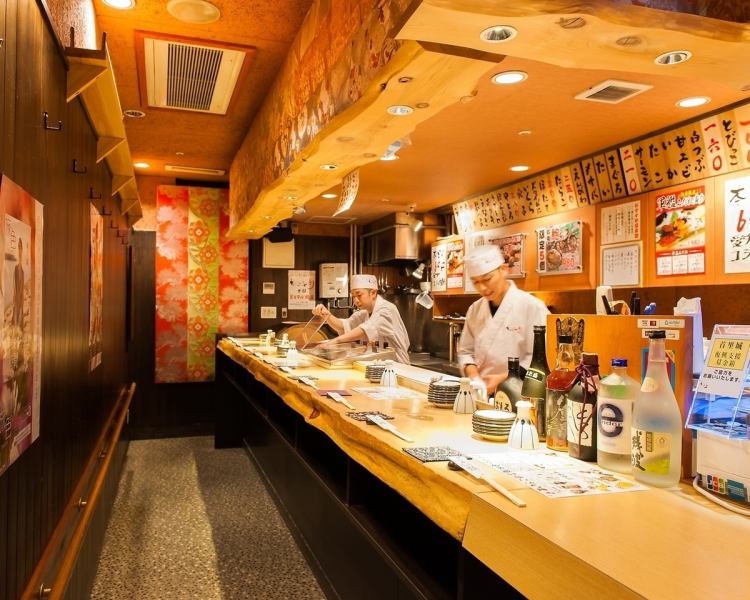 我們以合理的價格提供可與高級壽司相媲美的壽司。Chokotto Sushi 是一家站立式餐廳，您可以在不勞累肩膀的情況下享用壽司。我們每天都營業，希望以盡可能低的價格為顧客提供美味的壽司! 除了豐盛的菜單之外，我們還提供每天更換的特殊菜單，每件 69 日元。我們為我們美味又有趣的氛圍感到自豪。