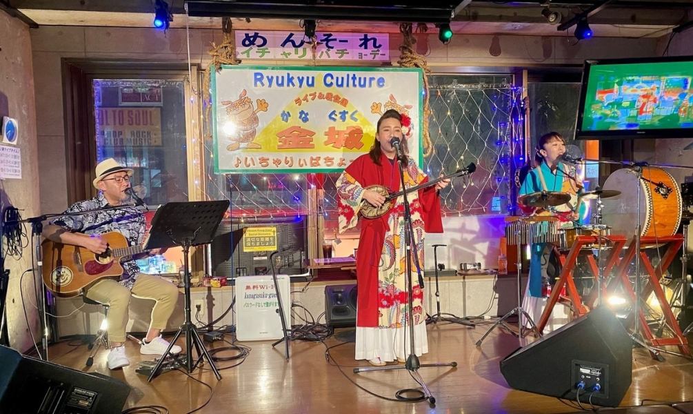 沖縄民謡～島唄ポップスやオリジナル楽曲など超楽しいステージが毎晩繰り広げられます♪演者さんのMCも盛り上がりを演出してくれますよ★