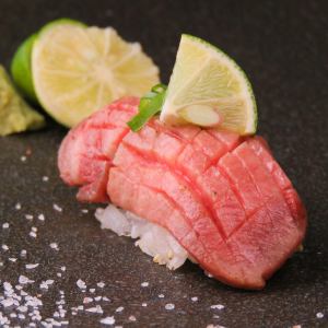 牛たん元の肉寿司(生/炙り)