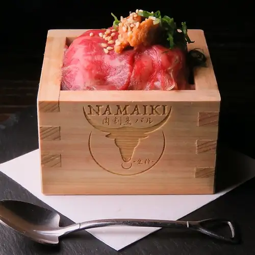 在秋田町品嚐美味的肉類料理
