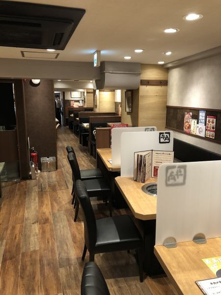 Acrylic board is installed for each table.When you come to our store, we carry out alcohol disinfection and temperature measurement.We have taken measures to prevent the spread of infection, so please feel free to visit us.