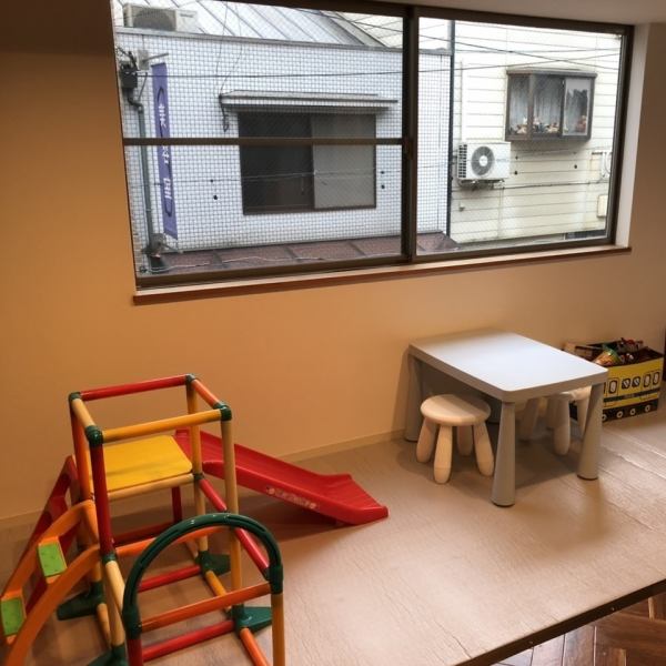 【2F/お子様play空間】2階にはお食事いただく場所の横にお子様のplayスペースをご用意しております。お子様連れの方もゆっくりお食事をお楽しみいただけます★