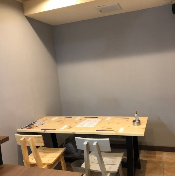 【1F/テーブル席】1階はカウンター席とテーブル席をご用意しております。おひとり様や、お仕事帰りにも是非お立ち寄りください！