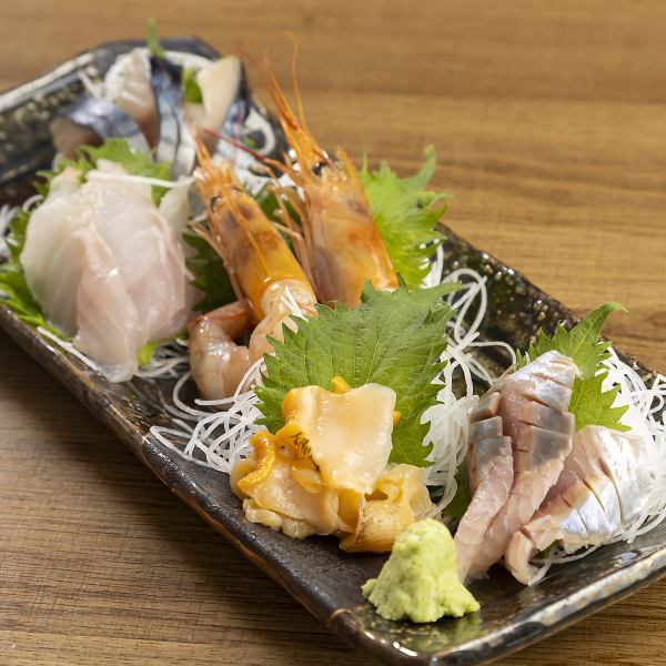 【刺身盛り合わせ】旬の味覚をご堪能♪気まぐれ刺身5点盛り　1500円(税込)