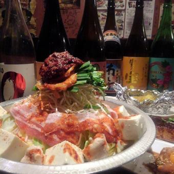 ◆お得に！【飲み放題付】メインの激辛鬼鍋＋もつ塩、地鶏ユッケ、もつのカレー風を味わう全8品