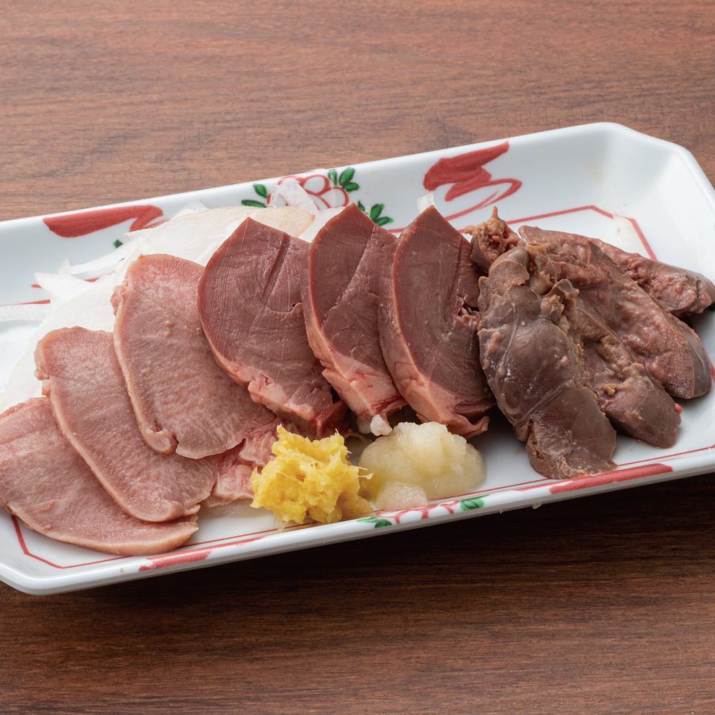 Delicious meat sashimi is very popular♪