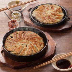 Iron pot gyoza is a Hakata flavor that originally spread from food stalls.Enjoy with kabosu pepper and vinegar soy sauce.