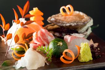 【推薦用於迎送會！】 4,500日元套餐★ 活魚生魚片+生魚片什錦拼盤（活鮑魚），附甜點
