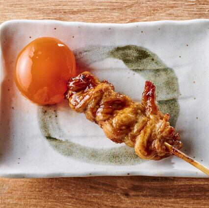 《職人技が光る絶品炭火焼き》焼き鳥に豪快炭火で焼き上げる”地鶏の黒焼き”是非食べて頂きたい一品です!