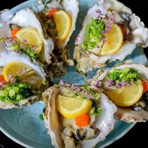 当店の名物は糸島直送の生ガキ！他では味わえない鮮度抜群の状態でご提供します。