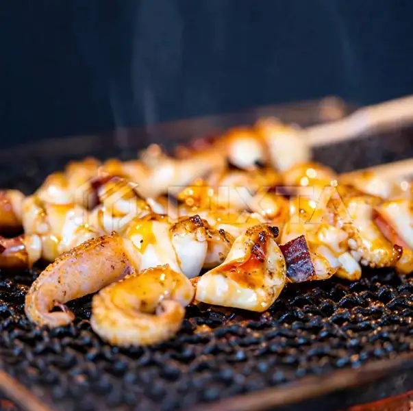 「BBQならお酒にも妥協したくない」そんな声にお応えし、ビール、ハイボールはもちろん、希少な地酒やワイン、色鮮やかなカクテルまで多数ご用意。今泉の夜、あなただけの一杯が必ず見つかります。
