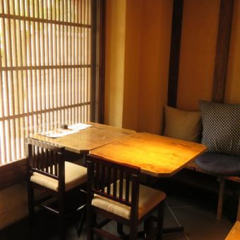 宇多須神社など、四季を感じることができる窓際席です。