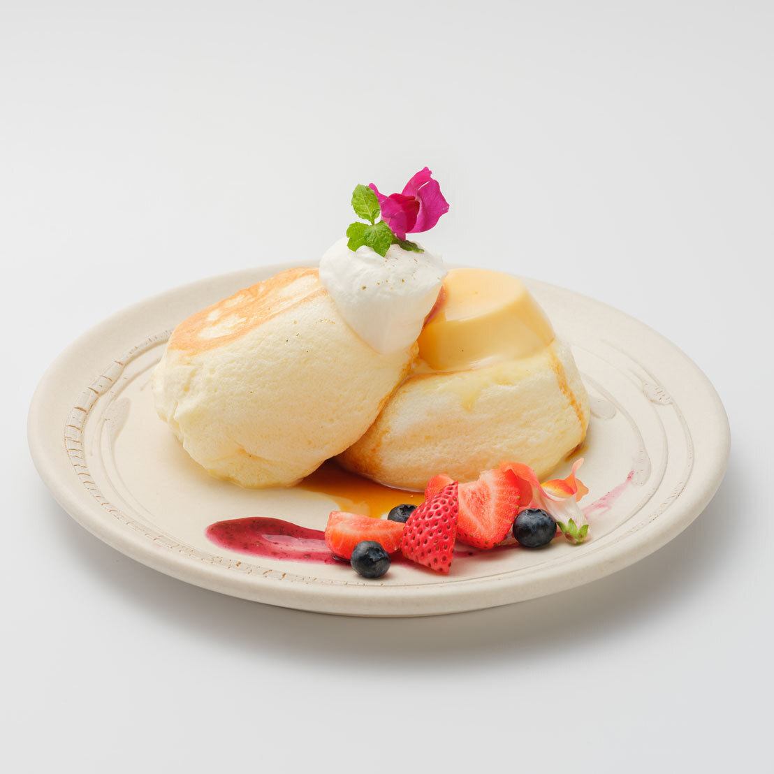 自家製ラベンダープリンの米粉パンケーキ　(9/24～10/31期間限定）