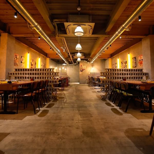 무기질로 세련된 넓은 점내! 플로어 전세 OK ♪ 환영회나 송년회 등 다양한 연회에서 꼭 이용해 주세요! 인원수나 플랜 등 전화로 상담해 주세요!