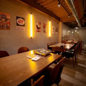 家族や仲間ともゆったり過ごせるおしゃれなテーブル席。