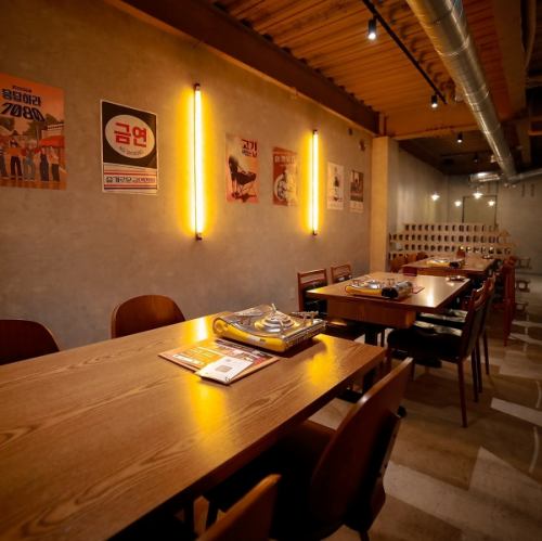 家族や仲間ともゆったり過ごせるおしゃれなテーブル席。