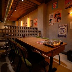 落着いた空間のテーブル席。横並びで約12名様可能!宴会等にも最適なお席です!