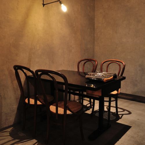 シックな雰囲気のテーブル席。様々なシーンでご利用可能!