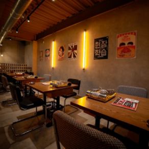 カップルや友達同士で人気なゆったりとしたおしゃれな2名席!