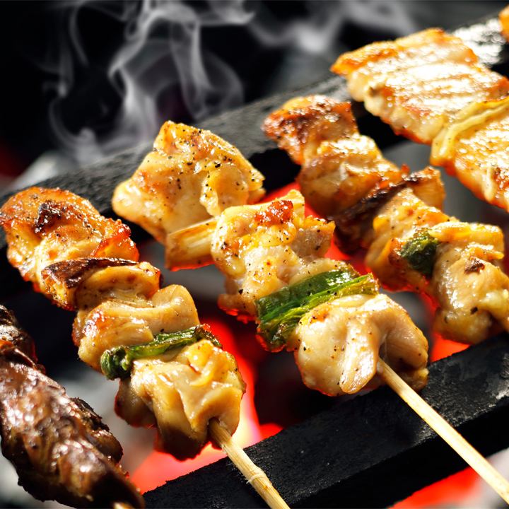 采用严格挑选的烤架、食材和烹饪方法的走地鸡肉串烧无限畅饮套餐2,980日元起！