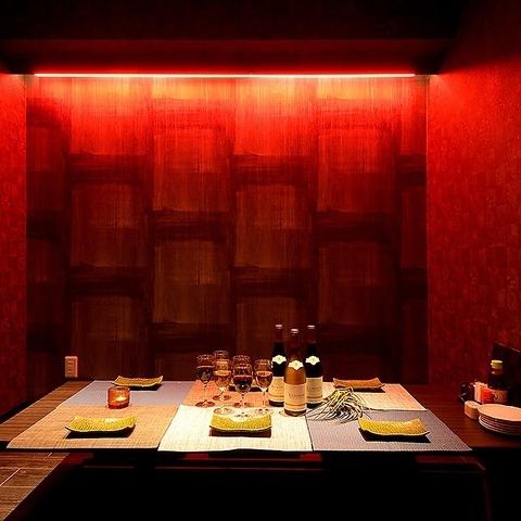 室内设计出自一位曾参与众多知名店铺空间设计的设计师之手,营造出一种平静、成熟的氛围,让人可以放松身心。这里是举办公司聚会的理想场所!宽敞的空间可容纳多达 66 人的宴会。如果您需要租赁麦克风和投影仪,请随时联系我们!